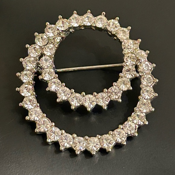 Vintage Clear Crystal Rhinestone Wreath Brooch Pin - Picture 6 of 12
